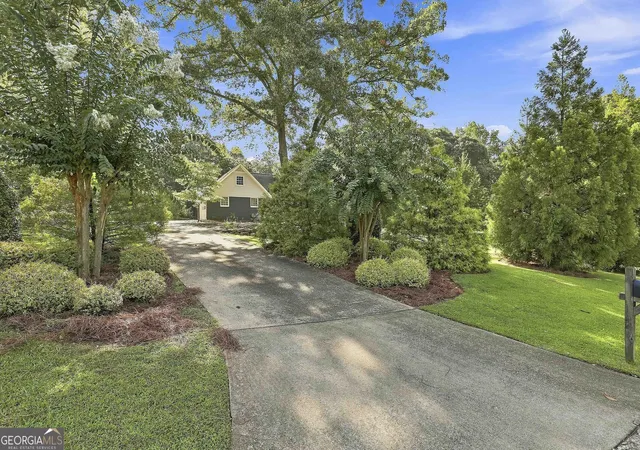 Photo 3 of Sale Pending at 1060 Oak Ridge Dr, Fayetteville, GA 30214 | MLS# 10827516 | Listing updated on 2026-08-29