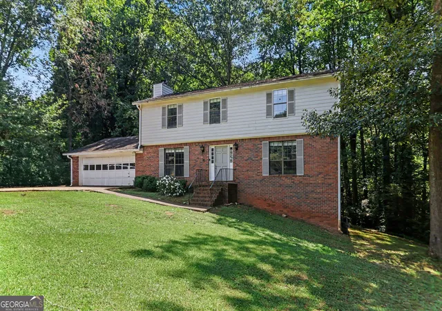 Photo 2 of Single family home for sale at 6720 Fairway Ridge Dr, Douglasville, GA 30134 | MLS# 10813693 | Listing updated on 2026-08-29