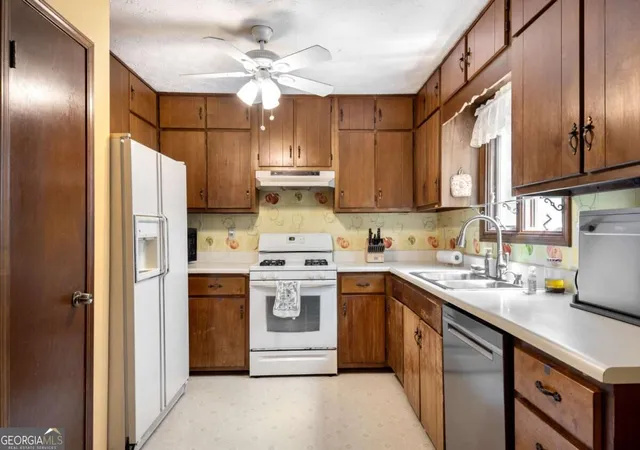 Photo 3 of Sale Pending at 2829 Quinbery Dr, Snellville, GA 30039 | MLS# 10829501 | Listing updated on 2026-08-26