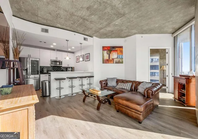 Photo 3 of Condo for sale at 400 W Peachtree St Nw #2011, Atlanta, GA 30308 | MLS# 10801303 | Listing updated on 2026-10-04
