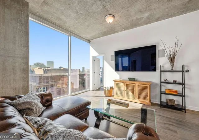 Photo 3 of Condo for sale at 400 W Peachtree St NW #2011, Atlanta, GA 30308 | MLS# 10801303 | Listing updated on 2026-10-04
