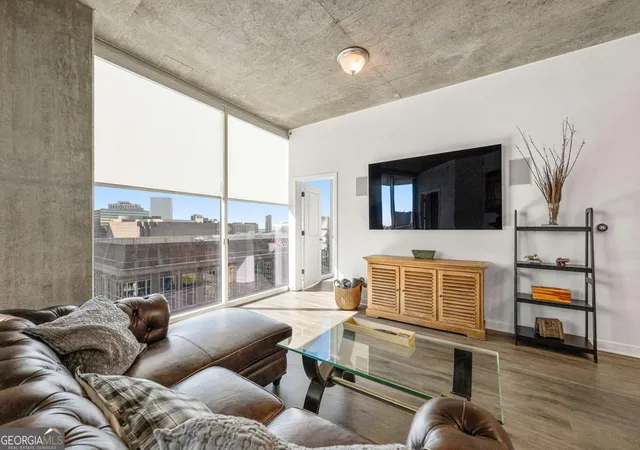 Photo 4 of Condo for sale at 400 W Peachtree St NW #2011, Atlanta, GA 30308 | MLS# 10801303 | Listing updated on 2026-10-04