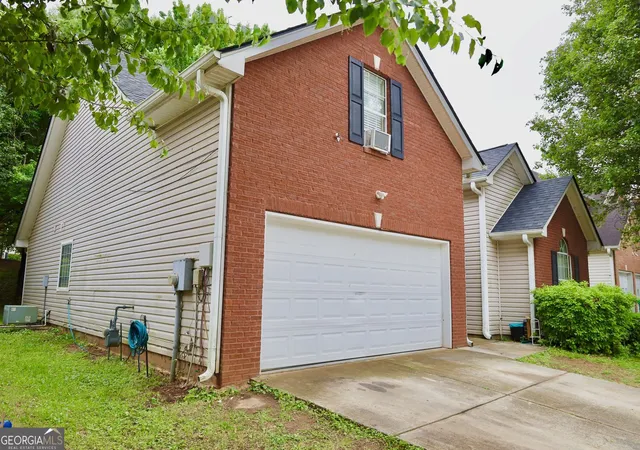 Photo 3 of Single family home for sale at 876 Ashton Oak Cir, Stone Mountain, GA 30083 | MLS# 10757629 | Listing updated on 2026-09-04