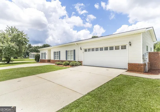 Photo 3 of Sale Pending at 201 Bradford Dr, Byron, GA 31008 | MLS# 10811755 | Listing updated on 2026-09-07