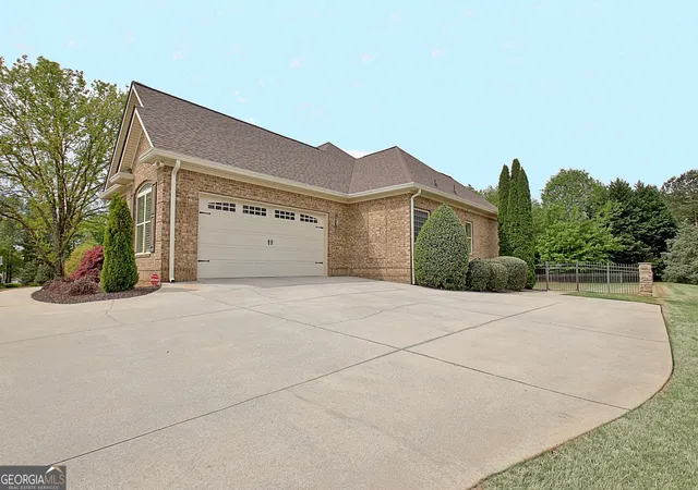 Photo 4 of Single family home for sale at 100 Wickham Dr, Tyrone, GA 30290 | MLS# 10825827 | Listing updated on 2026-09-10