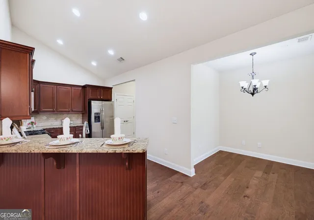 Listing Photo 5 - Condo for sale in building located at 6129 Brookhaven Cir, Johns Creek, GA 30097