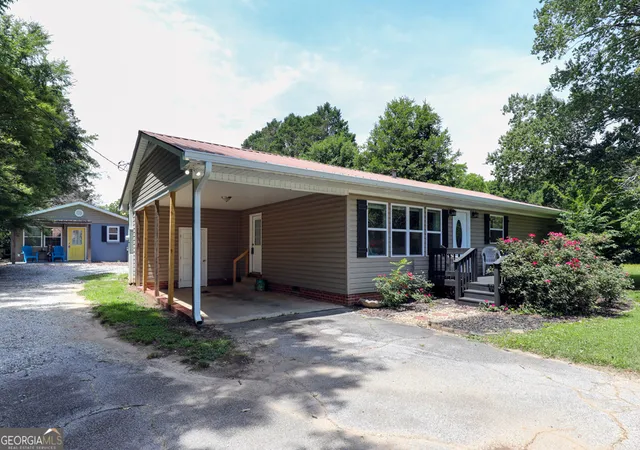Homes for sale in Hartwell, GA | 303 Vickery St, Hartwell, GA 30643 | MLS# 10781803