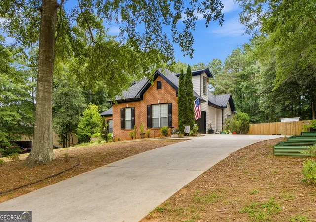 Photo 3 of Sale Pending at 1632 Woodridge Bnd, Mcdonough, GA 30252 | MLS# 10810913 | Listing updated on 2026-09-04