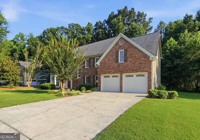 Photo 3 of Sale Pending at 2416 Westport Cir Sw, Marietta, GA 30064 | MLS# 10802560 | Listing updated on 2026-09-01