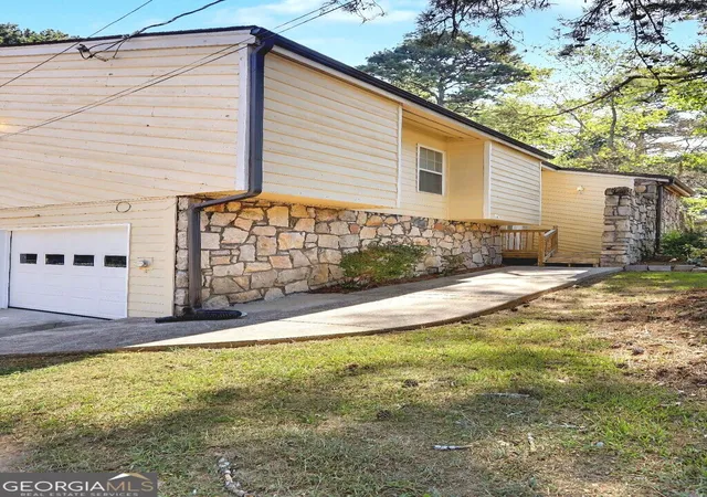 Photo 3 of Single family home for sale at 915 Strawberry Ct, Ellenwood, GA 30294 | MLS# 10832935 | Listing updated on 2026-09-30