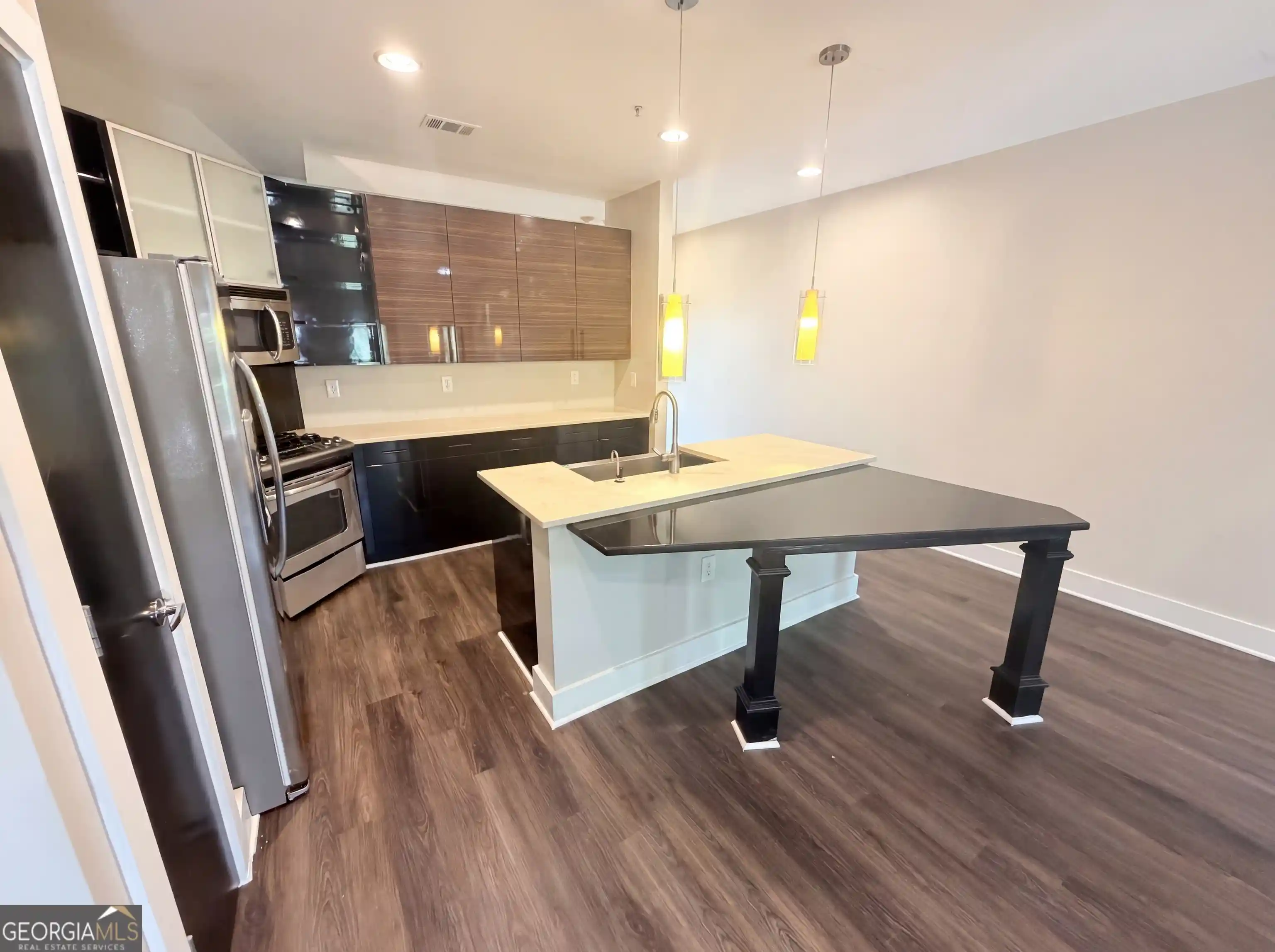 Listing Photo 2 - Condo for sale in 2030 Main St Nw located at 2030 Main St Nw, Atlanta, GA 30318 - Unit #203