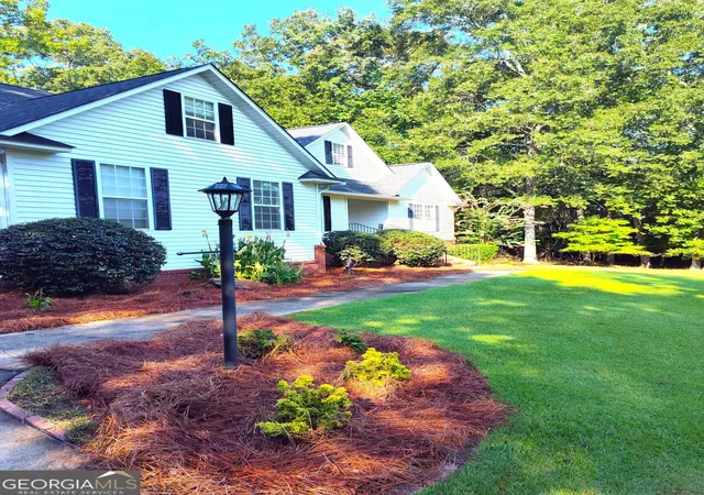 Photo 2 of Single family home for sale at 302 W Lakeview Dr Ne, Milledgeville, GA 31061 | MLS# 10817306 | Listing updated on 2026-09-21