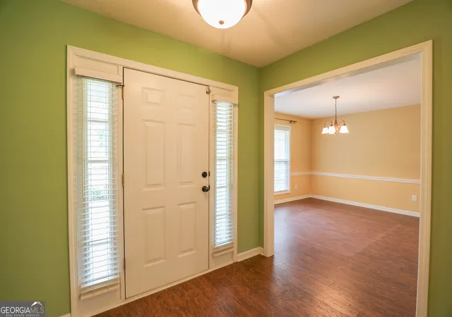 Photo 3 of Single family home for sale at 302 W Lakeview Dr Ne, Milledgeville, GA 31061 | MLS# 10817306 | Listing updated on 2026-09-21