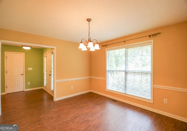Photo 4 of Single family home for sale at 302 W Lakeview Dr Ne, Milledgeville, GA 31061 | MLS# 10817306 | Listing updated on 2026-09-21