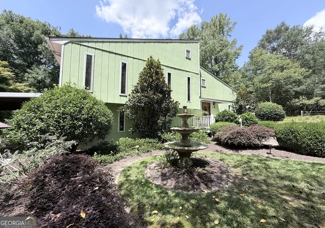 Photo 3 of Single family home for sale at 2880 Almand Ct Nw, Conyers, GA 30012 | MLS# 10816926 | Listing updated on 2026-08-26