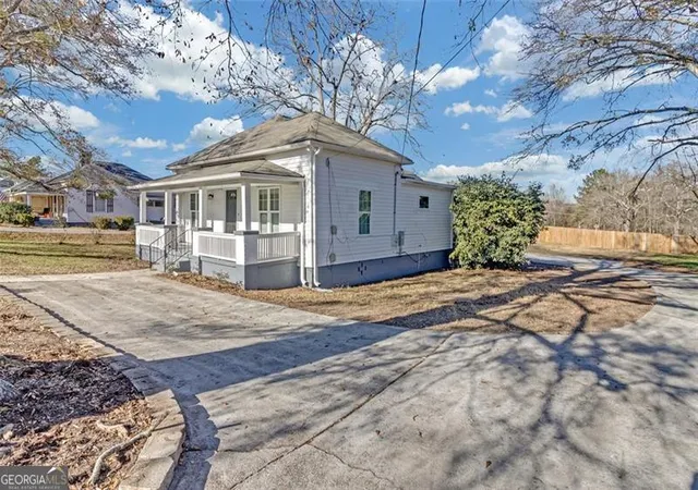 Photo 3 of Sale Pending at 1794 Spring St, Conyers, GA 30012 | MLS# 10434723 | Listing updated on 2026-06-23