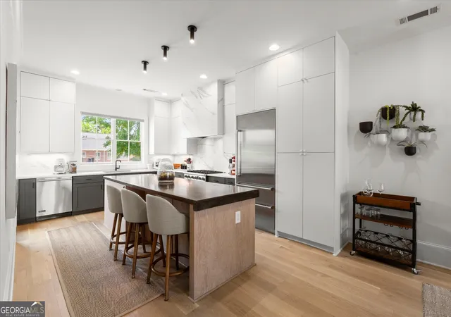 Photo 3 of Townhouse for sale at 3667 Peachtree Rd NE #1, Atlanta, GA 30319 | MLS# 10778990 | Listing updated on 2026-09-12