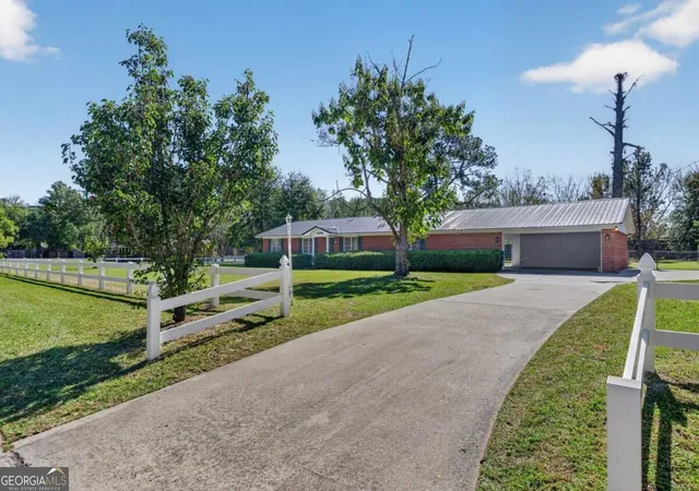 Photo 1 of Single family home for sale at 3296 Plantation Ln, Waycross, GA 31503 | MLS# 10880015 | Listing updated on 2026-10-29