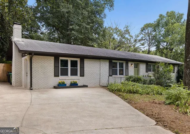 2nd image of 412 Derbyshire Dr, Stone Mountain, GA 30088 | MLS# 10812144