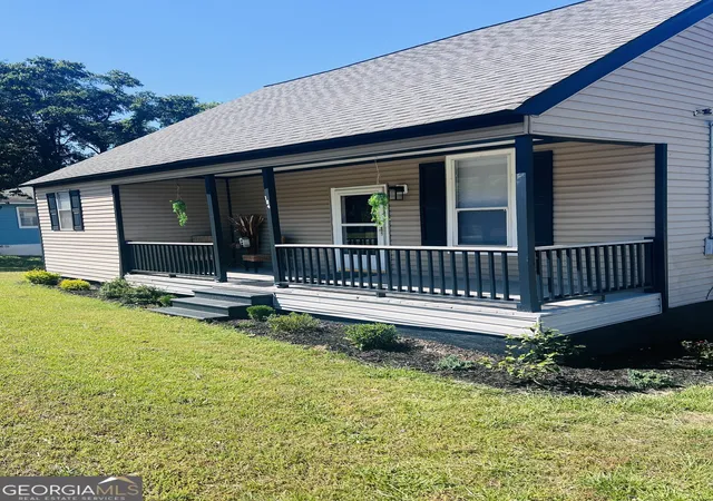 1st image of 104 Sprayberry Rd, Newnan, GA 30263 | MLS# 10781279