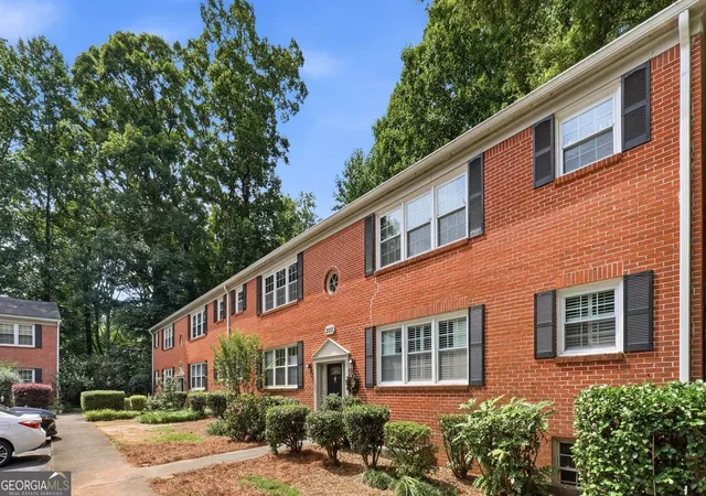 Listing Photo 2 - Condo for sale in building located at 2355 Henderson Mill Rd NE, Atlanta, GA 30345 - Unit #4