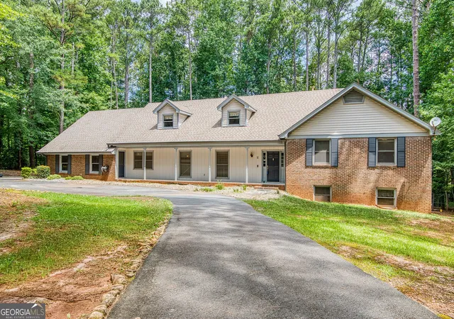 Homes for sale in Fayetteville, GA | 121 Stearman Rd, Fayetteville, GA 30214 | MLS# 10802838