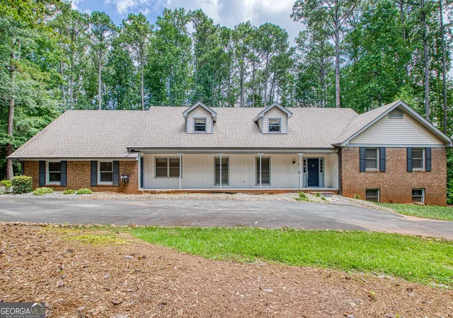 Homes for sale in Fayetteville, GA | 121 Stearman Rd, Fayetteville, GA 30214 | MLS# 10802838