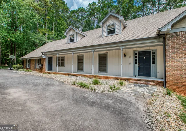 Homes for sale in Fayetteville, GA | 121 Stearman Rd, Fayetteville, GA 30214 | MLS# 10802838