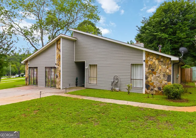 Photo 2 of Single family home for sale at 8847 Wellston Ct, Jonesboro, GA 30238 | MLS# 10808442 | Listing updated on 2026-09-21