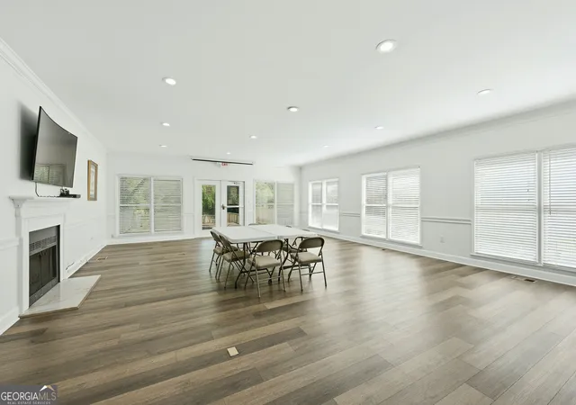 Listing Photo 2 - Condo for sale in building located at 23212 Plantation Dr NE, Atlanta, GA 30324