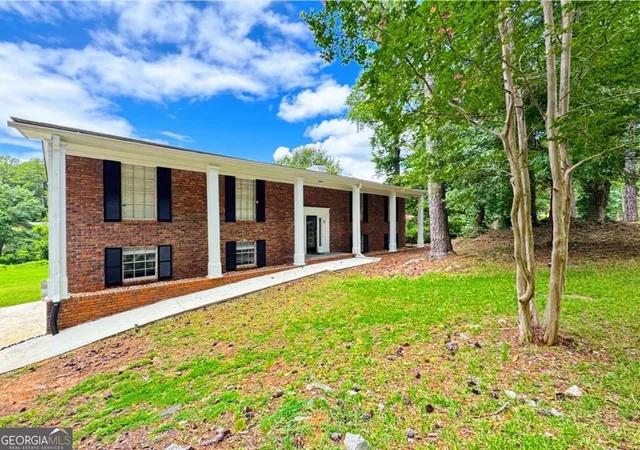 Photo 1 of Single family home for sale at 1665 Loch Lomond Trl Sw, Atlanta, GA 30331 | MLS# 10815353 | Listing updated on 2026-09-09