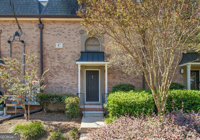 Listing Photo 2 - Condo for sale in building located at 6980 Roswell Rd, Sandy Springs, GA 30328 - Unit #C5