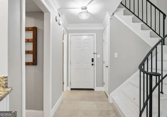 Listing Photo 3 - Condo for sale in building located at 6980 Roswell Rd, Sandy Springs, GA 30328 - Unit #C5