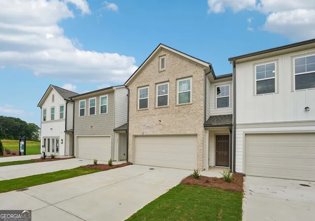 Photo 3 of Townhouse for sale at 320 Dearborn Dr, Cartersville, GA 30120 | MLS# 10808418 | Listing updated on 2026-09-14