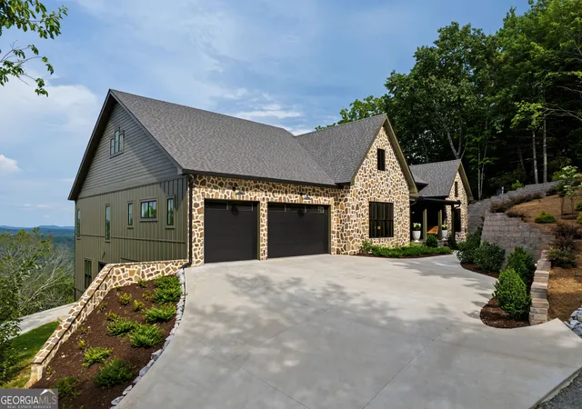 Photo 4 of Single family home for sale at 1095 Rabun Blfs Dr, Lakemont, GA 30552 | MLS# 10828989 | Listing updated on 2026-09-02