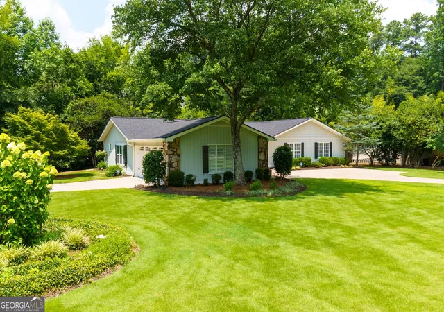 Photo 2 of Single family home for sale at 815 Fairfield Dr Dr, Marietta, GA 30068 | MLS# 10803109 | Listing updated on 2026-09-16