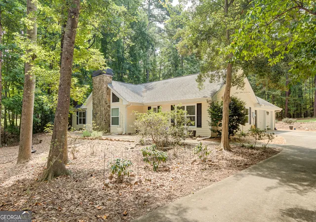 Photo 2 of Single family home for sale at 100 Woodmoor Dr, Newnan, GA 30263 | MLS# 10835321 | Listing updated on 2026-09-11