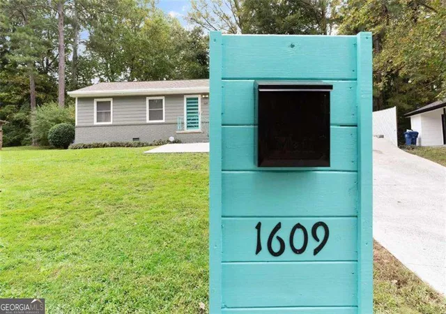 Photo 4 of Single family home for sale at 1608 Bridgeport Dr Nw, Atlanta, GA 30318 | MLS# 10824859 | Listing updated on 2026-08-27