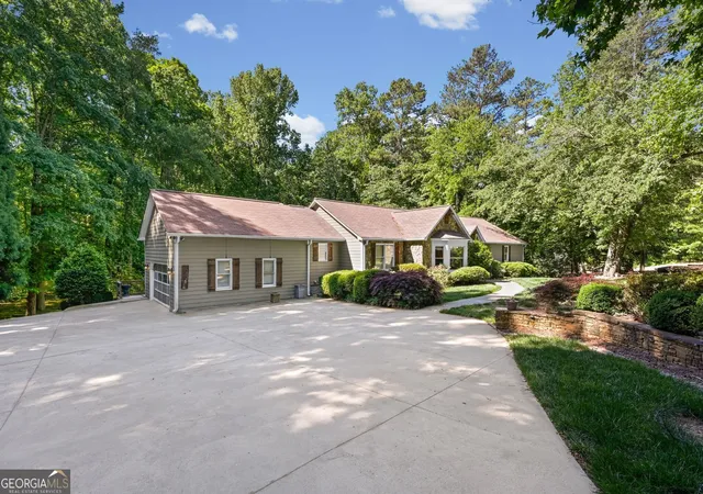 Photo 3 of Single family home for sale at 1530 Woodstock Rd, Roswell, GA 30075 | MLS# 10794316 | Listing updated on 2026-08-12