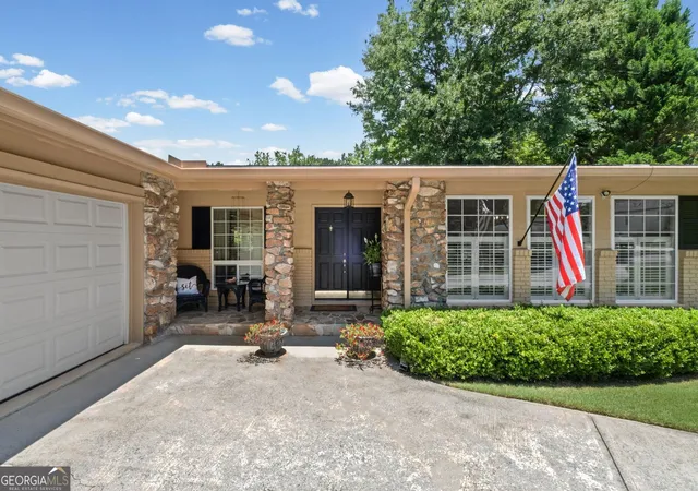 Photo 2 of Sale Pending at 2730 Fontainebleau Dr, Atlanta, GA 30360 | MLS# 10792812 | Listing updated on 2026-09-22