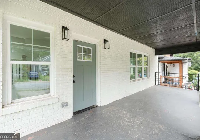 Photo 3 of Sale Pending at 1046 Mayson Turner Rd Nw, Atlanta, GA 30314 | MLS# 10819902 | Listing updated on 2026-09-29