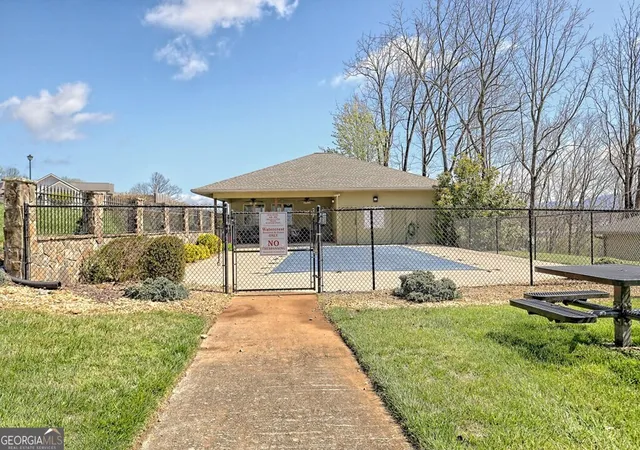 Listing Photo 2 - Condo for sale in building located at 1688 Lakeview Dr, Young Harris, GA 30582 - Unit #1D