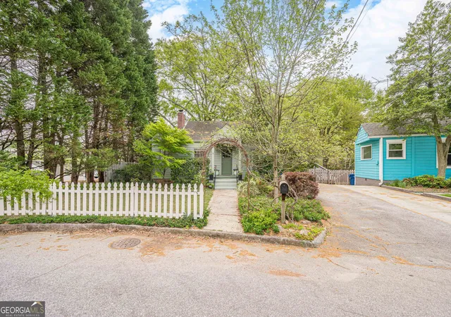 Photo 3 of Single family home for sale at 712 Berkeley Ave Nw, Atlanta, GA 30318 | MLS# 10734993 | Listing updated on 2026-08-29