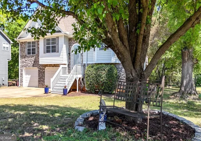 Photo 3 of Sale Pending at 35 Meadowbridge Dr Sw, Cartersville, GA 30120 | MLS# 10731105 | Listing updated on 2026-09-01