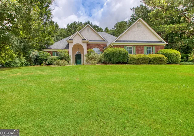 1st image of 305 Surrey Park Dr, Fayetteville, GA 30215 | MLS# 10806419