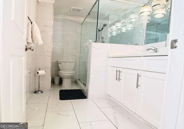 Listing Photo 5 - Condo for sale in building located at 300 Peachtree St Ne, Atlanta, GA 30308 - Unit #4F