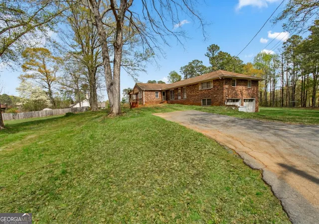 Photo 3 of Sale Pending at 3191 Ernest W Barrett Pkwy Nw, Marietta, GA 30064 | MLS# 10719943 | Listing updated on 2026-08-18