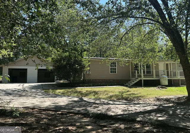 Photo 3 of Single family home for sale at 135 Oak Valley Dr Sw, Oxford, GA 30054 | MLS# 10832842 | Listing updated on 2026-09-04
