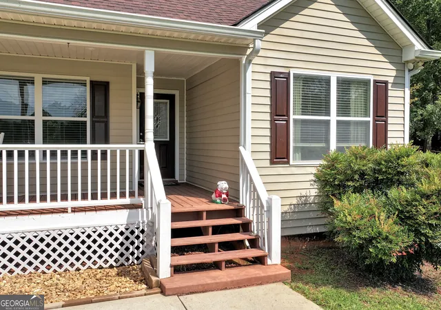 Photo 4 of Single family home for sale at 817 Bluejay Wy, Winder, GA 30680 | MLS# 10831110 | Listing updated on 2026-08-26