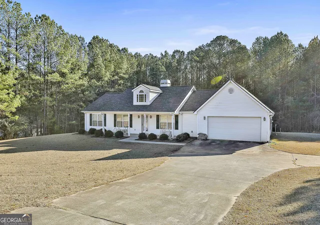 Photo 3 of Sale Pending at 450 Mckoy Rd, Newnan, GA 30263 | MLS# 10666108 | Listing updated on 2026-01-12